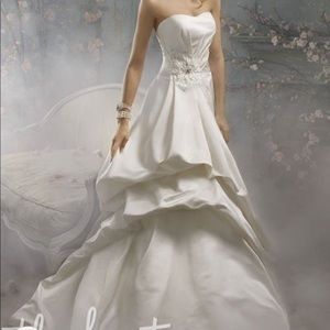 Sample, size 12, Alvina Valenta, ivory dress